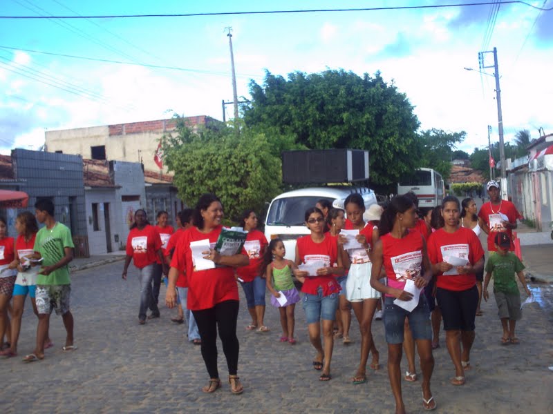 Santo Amaro: professores e alunos do Rogaciano Leão protestam Alunos e profesores protestam