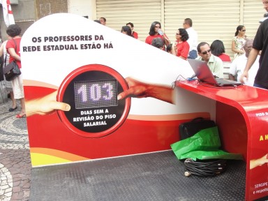 SINTESE promove ato pela revisão do piso