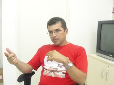 Roberto questiona as políticas da Seed