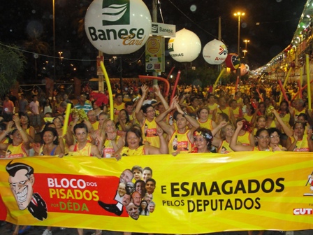 Bloco “Pisados por Déda e Esmagados pelos Deputados” é destaque no Pré-Caju
