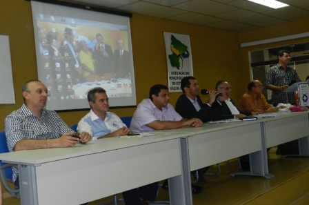 Prefeitos representados pela Fames e pelas associações Ambarco e Amurces dizem não ter condições de pagar o piso de 2014 (Foto: Infonet)