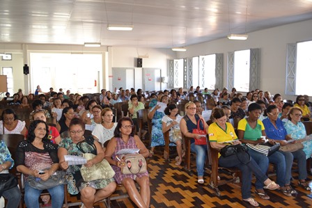 Educadoras e educadores aposentados participam de plenária Educadoras e educadores aposentados participam de plenária