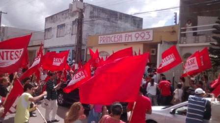 Centenas de professores em frente a rádio na expectativa de dialogar com o governador Centenas de professores em frente a rádio na expectativa de dialogar com o governador