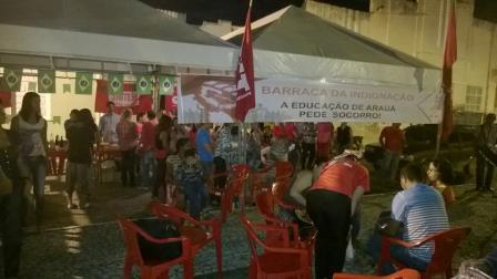 Prefeita de Arauá ao invés de conversar com o magistério chama a polícia Professores fazem Forró da Indignação e prefeitura usa polícia para intimidar