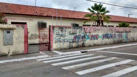 A fachada já demonstra o abandono da unidade de ensino A fachada já demonstra o abandono da unidade de ensino