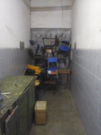 Carteiras velhas estão amontoadas em canto da escola Carteiras velhas estão amontoadas em canto da escola
