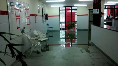 Entrada do Colégio Estadual Governador Djenal Tavares de Queiroz tomada pela água da chuva Entrada do Colégio Estadual Governador Djenal Tavares de Queiroz tomada pela água da chuva