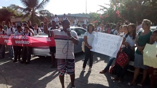 Pais, alunos e professores protestam contra fechamento de turmas Pais, alunos e professores protestam contra fechamento de turmas