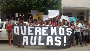 Enquanto acontecia audiência, alunos e professores cobravam da SEED o início do ano letivo Enquanto acontecia audiência, alunos e professores cobravam da SEED o início do ano letivo