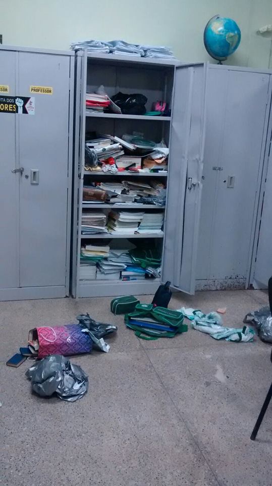 Montados em carroças professores, pais, mães e estudantes percorreram as ruas da cidade para chamar a atenção para a triste situação da educação em Lagarto Montados em carroças professores, pais, mães e estudantes percorreram as ruas da cidade para chamar a atenção para a triste situação da educação em Lagarto