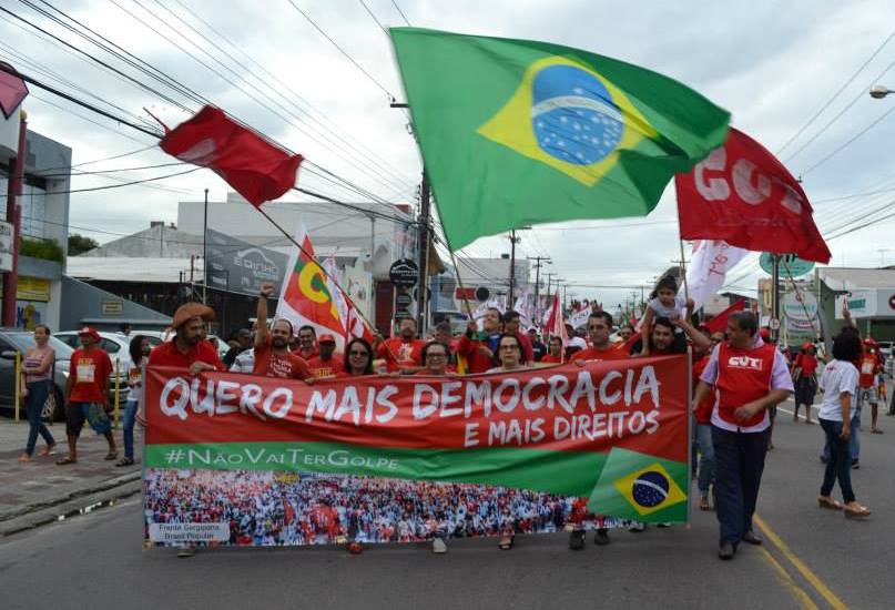Por democracia e mais direitos, milhares de militantes ocupam ruas de Aracaju