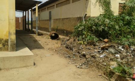 Lixo e entulho se acumulam no pátio da Escola Municipal do povoado Borda da Mata Lixo e entulho se acumulam no pátio da Escola Municipal do povoado Borda da Mata