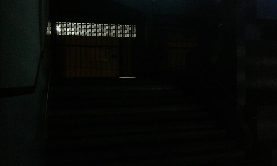 A entrada do Colégio Estadual 24 de Outubro completamente sem luz A entrada do Colégio Estadual 24 de Outubro completamente sem luz