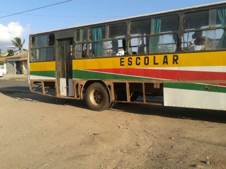 Estudantes e professores são submetidos a este tipo de transporte Estudantes e professores são submetidos a este tipo de transporte