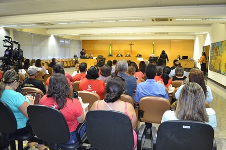 Tribunal de Contas decide ampliar resolução que proíbe festejos e propagandas em cidades que atrasarem salários