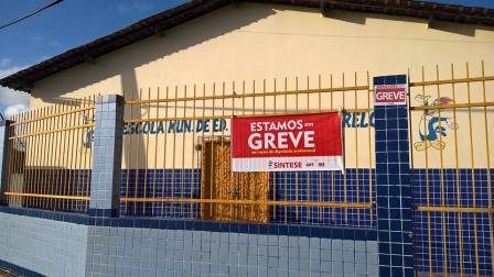 Professores e servidores da educação de Estância paralisam atividades e não iniciam ano letivo Em Estância professores e servidores da educação paralisam por tempo indeterminado