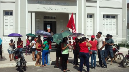 A mobilização da categorias nas ruas fez com que o prefeito apresentasse uma proposta menos absurda A mobilização da categorias nas ruas fez com que o prefeito apresentasse uma proposta menos absurda
