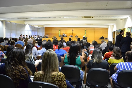 Professoras e professoras acompanharam sessão extraordinária do Pleno do TCE e saíram frustrados e indignados com a postergação da decisão Professoras e professoras acompanharam sessão extraordinária do Pleno do TCE e saíram frustrados e indignados com a postergação da decisão