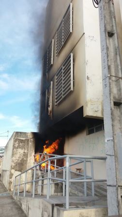 O incêndio começo antes das seis da manhã. Bombeiros foram acionados e agiram rapidamente O incêndio começo antes das seis da manhã. Bombeiros foram acionados e agiram rapidamente