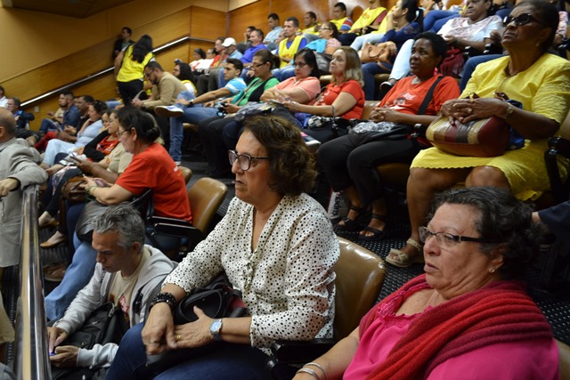 O magistério e demais servidores públicos estaduais continuarão a vigília na segunda dia 28 na expectativa de que os projetos de lei 10 e 11 não sejam aprovados antes de um amplo debate O magistério e demais servidores públicos estaduais continuarão a vigília na segunda dia 28 na expectativa de que os projetos de lei 10 e 11 não sejam aprovados antes de um amplo debate