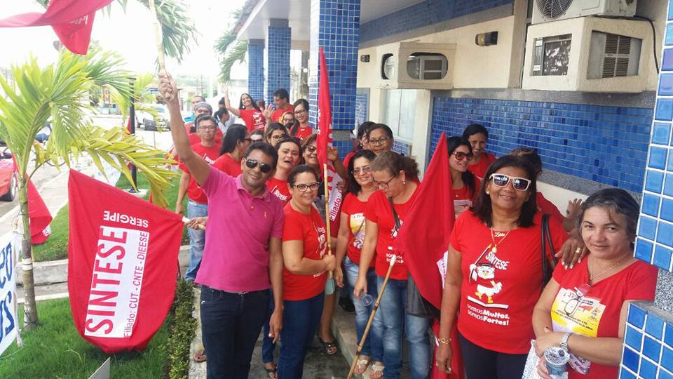 Professores e professoras fazem ato em frente à prefeitura e contam com apoio de estudantes Professores e professoras fazem ato em frente à prefeitura e contam com apoio de estudantes