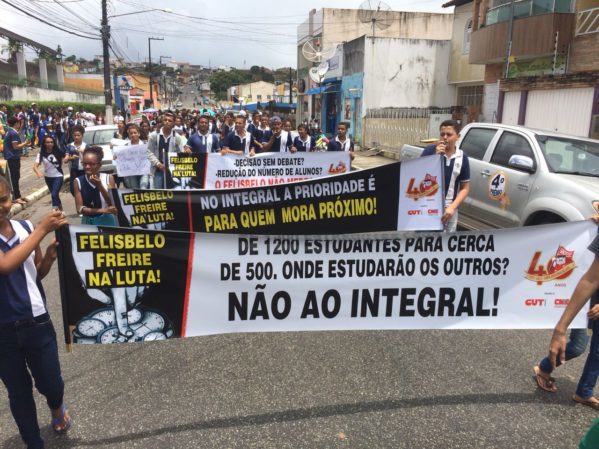 No começo de outubro estudantes e professores fizeram protesto contra a imposição do centro experimental de ensino médio No começo de outubro estudantes e professores fizeram protesto contra a imposição do centro experimental de ensino médio