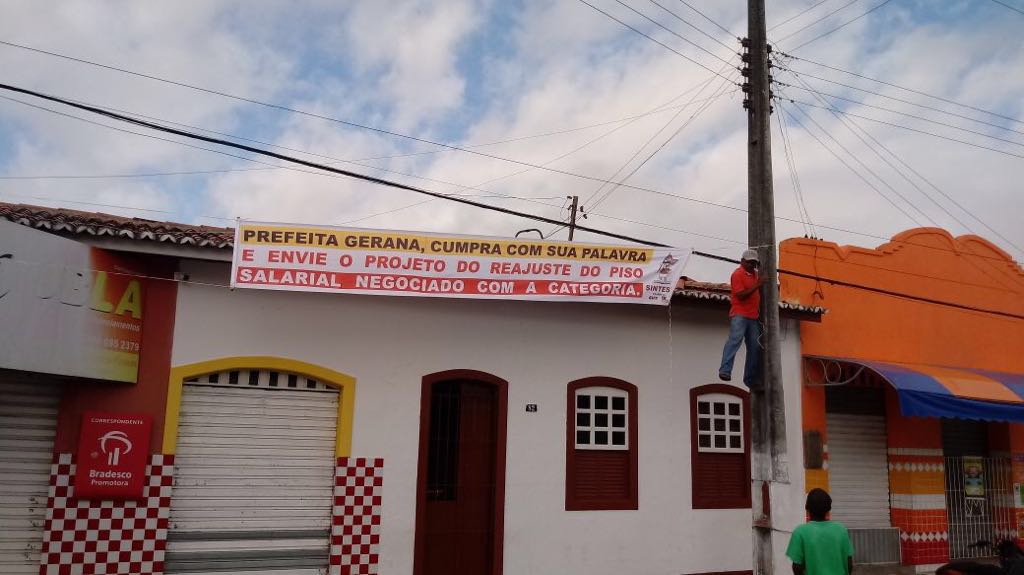 Professores recolocaram as faixas retiradas pelos funcionários da prefeitura Professores recolocaram as faixas retiradas pelos funcionários da prefeitura