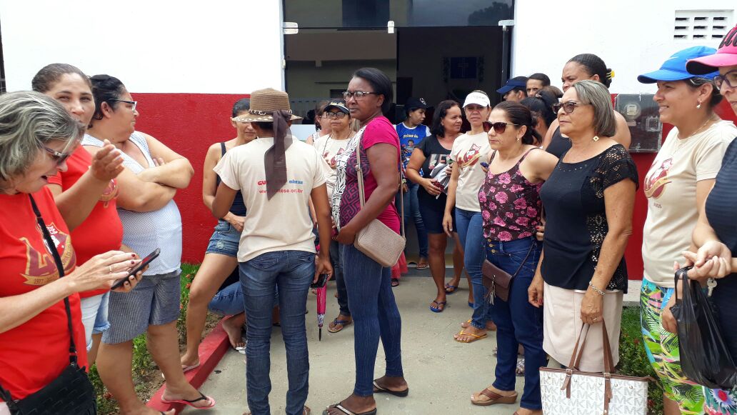 Educadores e educadoras ocupam prefeitura e exigem pagamento integral do décimo terceiro Educadores e educadoras ocupam prefeitura e exigem pagamento integral do décimo terceiro