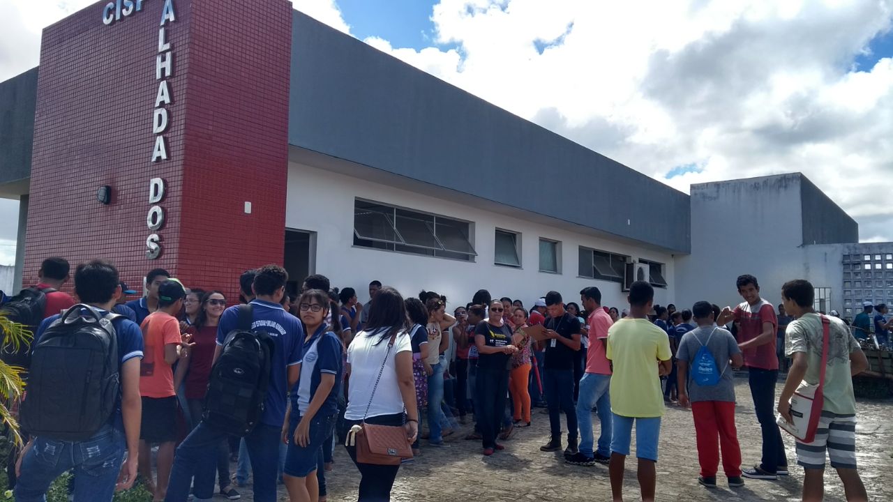 Comunidade presta solidariedade a educadora agredida Comunidade presta solidariedade a educadora agredida