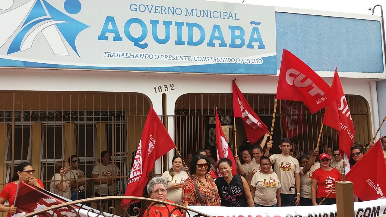 O ato terminou com uma ocupação relâmpago da prefeitura O ato terminou com uma ocupação relâmpago da prefeitura
