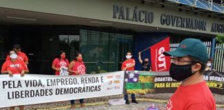 Ato simboliza banho de sangue no Palácio do Governo e cobra lockdown em Sergipe