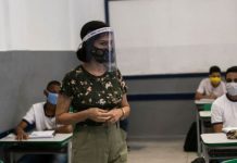 ‘Peguei covid na volta às aulas presenciais’: os riscos para professores na pandemia