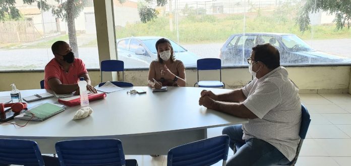 A esquerda da foto o professor Estefane Lidenberg e a professora Ivônia Ferreira são recebidos pelo prefeito de Tobias Barreto