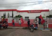 São Domingos: professores fazem vigília e cobram pagamento de parcela e entrega de kits de alimentação para estudantes Professoras fazem vigília em frente a prefeitura de São Domingos