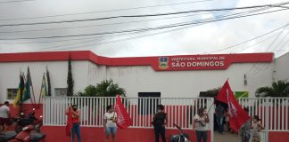 São Domingos: professores fazem vigília e cobram pagamento de parcela e entrega de kits de alimentação para estudantes Professoras fazem vigília em frente a prefeitura de São Domingos