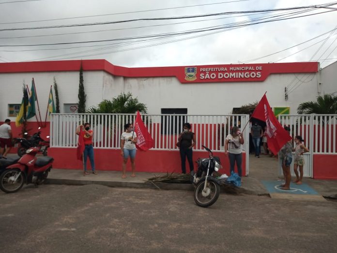 Professoras fazem vigília em frente a prefeitura de São Domingos