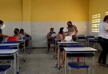 Aposentadas e aposentados de Ilha da Flores entregam documentos para ação judicial