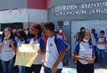 Estudantes do Colégio Estadual Prof. Gonçalo Rollemberg protestam