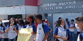 Estudantes do Colégio Estadual Prof. Gonçalo Rollemberg protestam