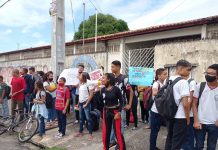 Estudantes do C.E. Ministro Petrônio Portela protestam contra a falta de professor e merendeira