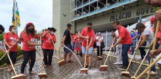 Em ato no Palácio de Despachos, magistério estadual lava a sujeira da Educação de Sergipe