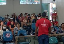 Professores e professoras de Poço Verde ocupam a sede da prefeitura da cidade