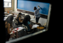 Crise de ansiedade e depressão em professores é resultado da exploração de trabalho e da desvalorização do ensino, diz psicóloga
