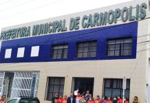Professoras e professores de Carmopólis são impedidos de entrar na prefeitura para cobrar devolução de corte indevido de seus salários
