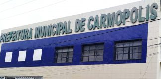 Professoras e professores de Carmopólis são impedidos de entrar na prefeitura para cobrar devolução de corte indevido de seus salários