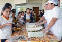 Bolsonaro veta reajuste para merenda escolar, apesar da fome atingir mais crianças