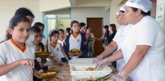 Bolsonaro veta reajuste para merenda escolar, apesar da fome atingir mais crianças