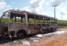 Ônibus escolar pega fogo em Maruim
