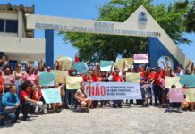 Mães, pais, responsáveis dos estudantes e professores fazem ato na Seduc pelo não fechamento de turmas do Ensino Fundamental