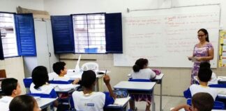 Lei que obriga ensino de história e cultura africana completa duas décadas e sem avanços sob Temer e Bolsonaro